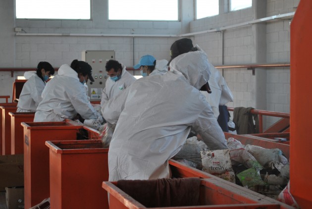 Los trabajadores de la planta recicladora en plena tarea