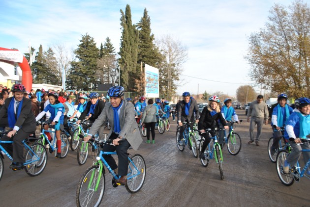 En cada acto, en cada lugar de San Luis, el Gobernador comparte con los chicos las bicicletas.