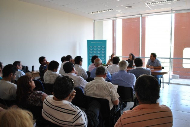 El gobernador en una de las reuniones con proveedores.