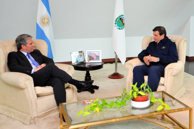 El gobernador recibio en su despacho al al comodoro, Andrés Hugo Bellocq.