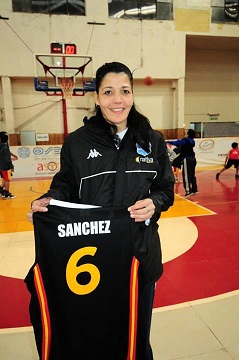 Carolina la capitana de la selección,  femenino de básquet.