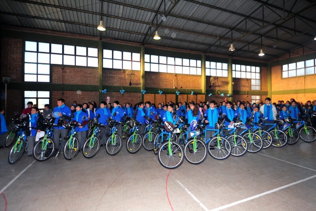 Los chicos de La Toma ya pasean con sus bicis del Plan TUBI