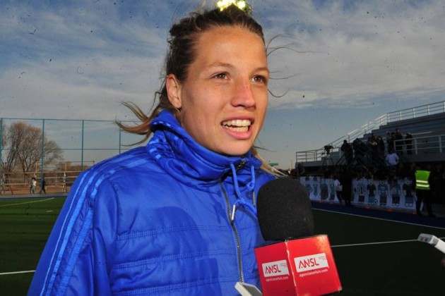 Delfina Merino destacó el afecto de la gente y elogió el sintético de agua que tiene el Estadio Provincial.