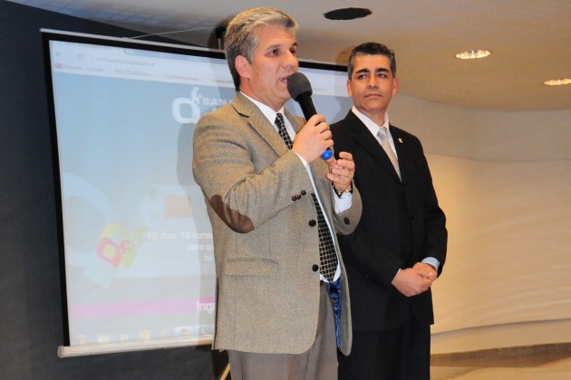 Claudio Poggi junto al rector de la ULP, presentaron la muestra tecnologica