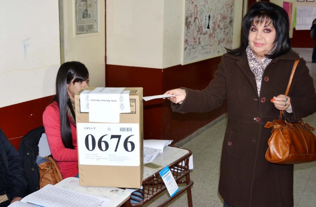 La Dra. Berta Arenas en el momento de votar