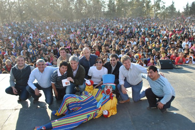 El Gobernador junto a colaboradores y el payaso Pelazo durante una de las tantas entregas de premios