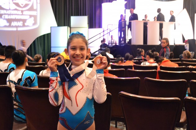 Con el orgullo y las medallas en el pecho. Una nena que disfruta del baile. 