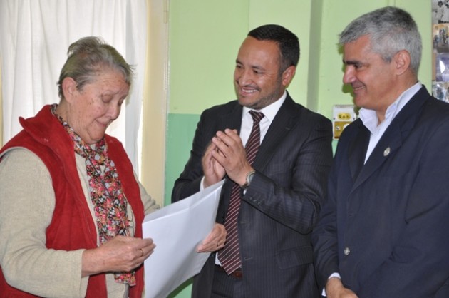 La Profesora recibe emocionada la distinción de manos del Vicegobernador y del Ministro