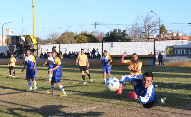 Tombolini, en el arco de Juventud que sigue sumando minutos de fútbol de cara al inicio del Argentino "A".