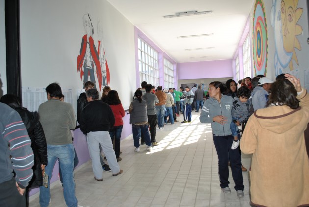En las paredes pueden apreciarse las obras de arte de los alumnos