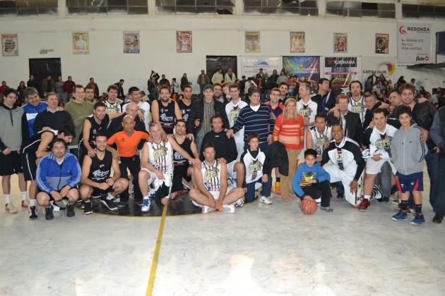 Poniendo el corazón en una noche de básquet solidario en el GEPU. 
