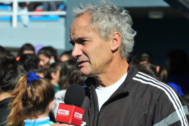 Aldo Ayala, otro ex del seleccionado masculino de hockey, apoyando el desarrollo de ese deporte en San Luis.