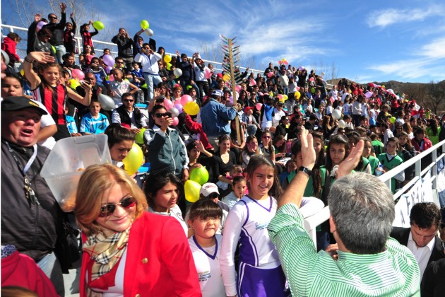 Al momento de ingresar, el gobernador fue ovacionado por las mas de 1500 personas presentes