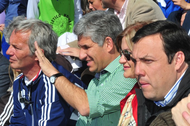 Claudio Poggi siguió el acto inaugural junto a Emanuel Roggero, actual DT de Las Leonas