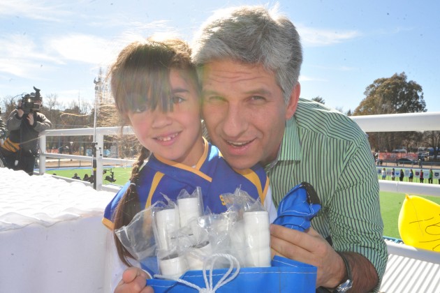 El gobernador Poggi hizo entrega de elementos deportivos a los 36 clubes y escuelas de hockey que participaron de la inauguración. 