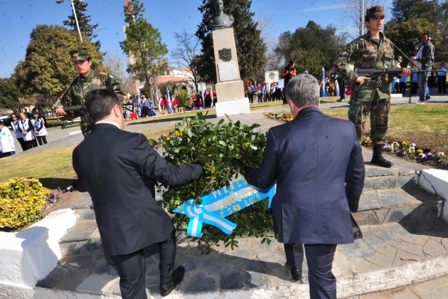 Las ofrendas al libertador José de San Martín, en la plaza central del pueblo.