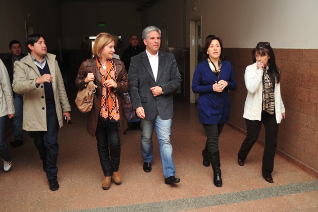 Poggi recorrió el hospital acompañado por la ministra de Salud, Teresa NIgra y su esposa, Sandra Correa