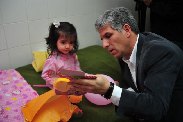El gobernador vivió una mañana entre sonrisas y juguetes en el Hospital San Luis