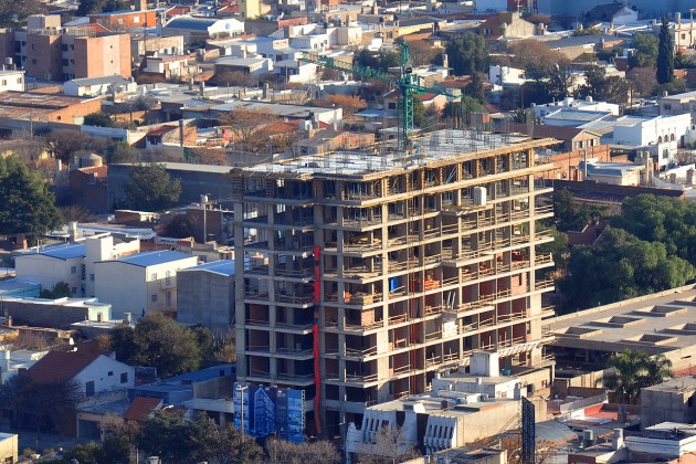 Un edificio en construcción en el centro de la ciudad de San Luis