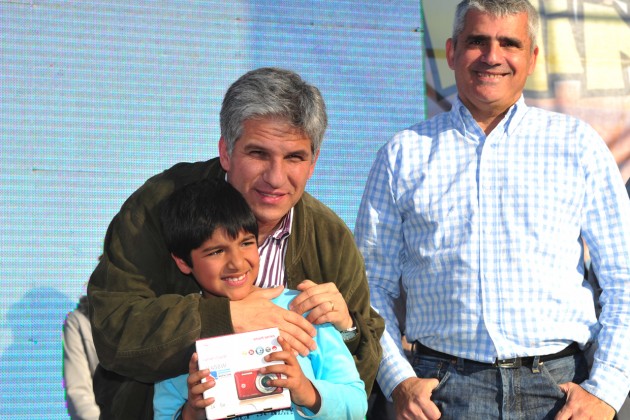 El gobernador, Claudio Poggi junto al vice, Jorge Díaz y uno de los chicos que recibió un premio