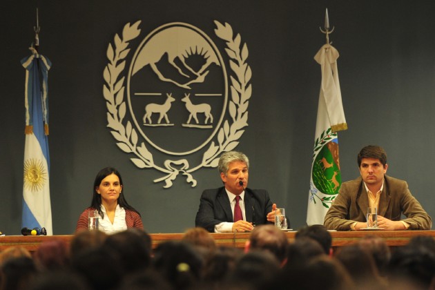 El gobernador, Claudio Poggi junto al secretario General, Néstor  Ordoñez y la titular del Programa Nuevas Empresas, Carina Peralta