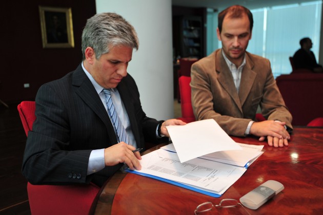 El Gobernador junto al ministro de Seguridad, durante la firma del decreto que establece los ascensos