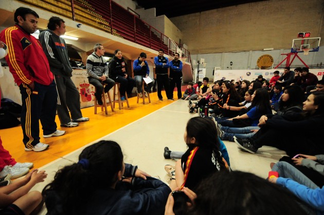De la charla participaron niños y adolescentes que juegan al básquet en San Luis. 