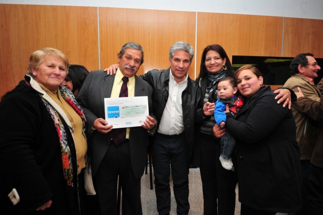 El Gobernador junto a representantes de una entidad sin fines de lucro que recibió un aporte