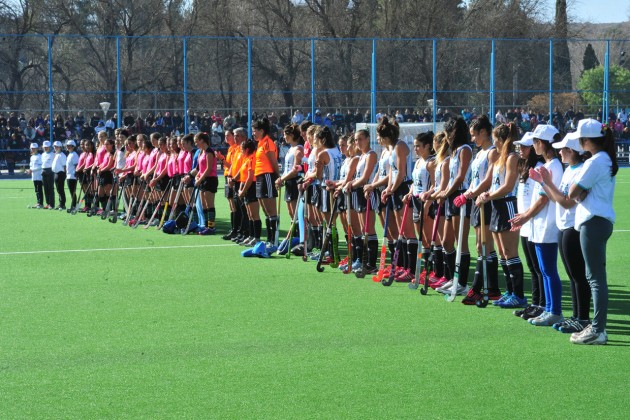 Las Leonas inauguraron la cancha de Hockey.