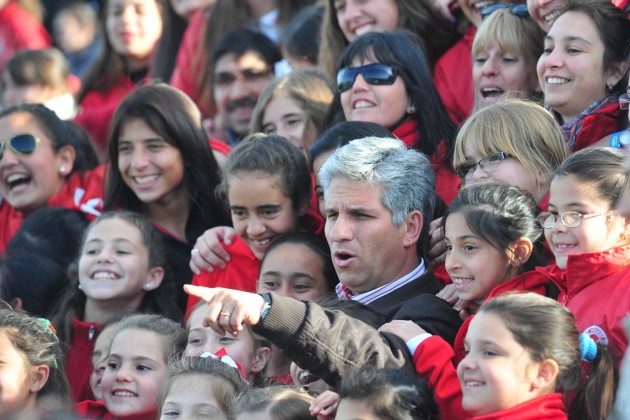 El gobernador presenció de cerca el partido.
