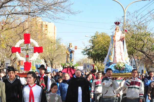 Ciento personas participaron de la recorrida por la Avenida Illía y se extendió hasta la iglesia Catedral. 