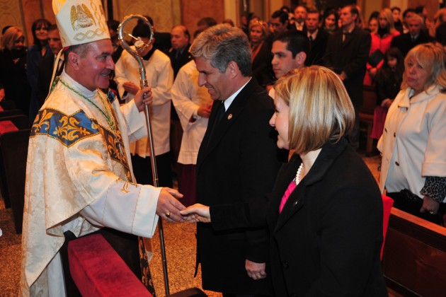 El Obispo saluda al gobernador y a su Sra. esposa