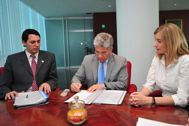 El Gobernador firma el decreto.  Lo acompañan la ministra de Medio Ambiente, Daiana Hissa y el secretario Legal y Técnico, Víctor Endeiza