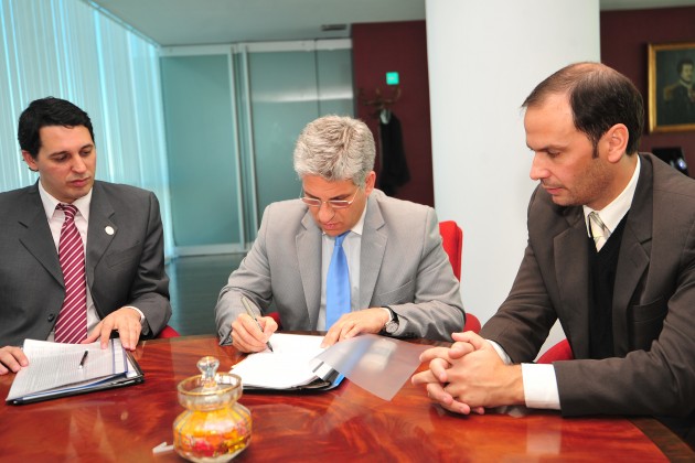 Poggi firma el decreto ante la mirada del secretario Legal y Técnico, Víctor Endeiza y el ministro de Seguridad, Martín Olivero