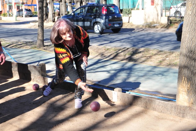 En acción. Las bochas como una de las más divertidas actividades recreativas. 