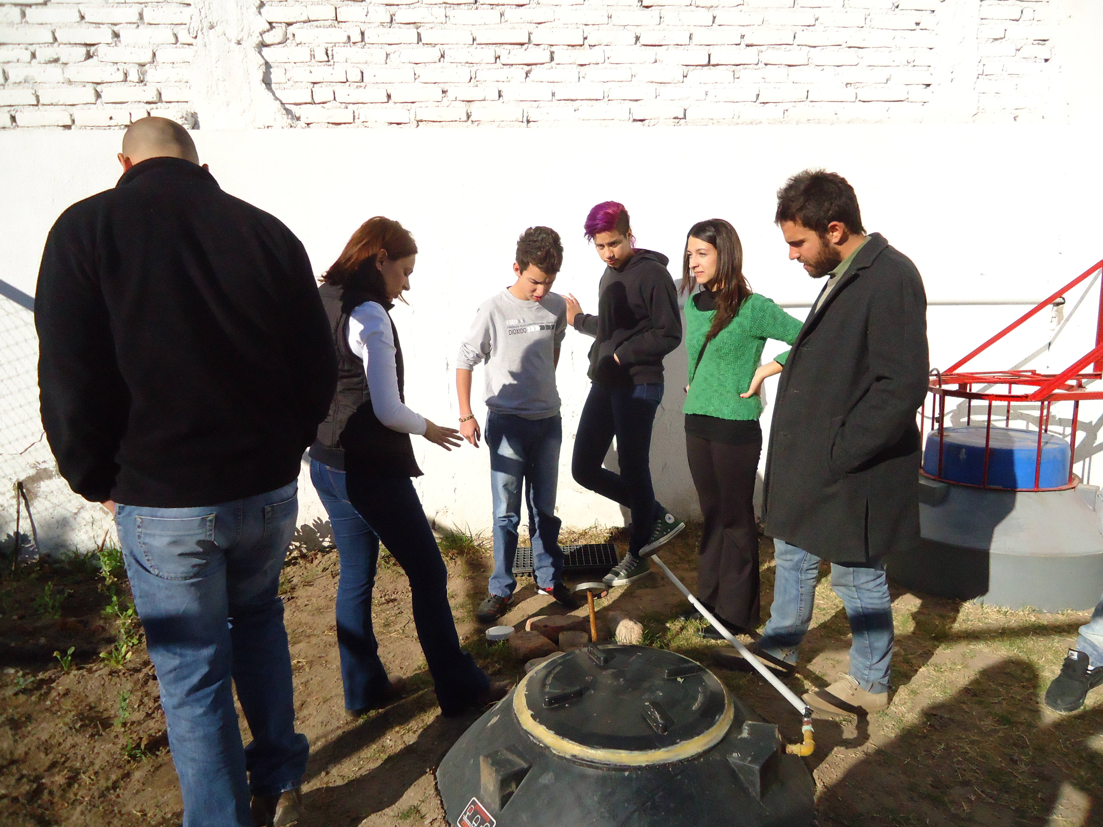 Uno de los proyectos es “Hornos Solares” a cargo de las alumnas Laura Heredia y Lucía Barile