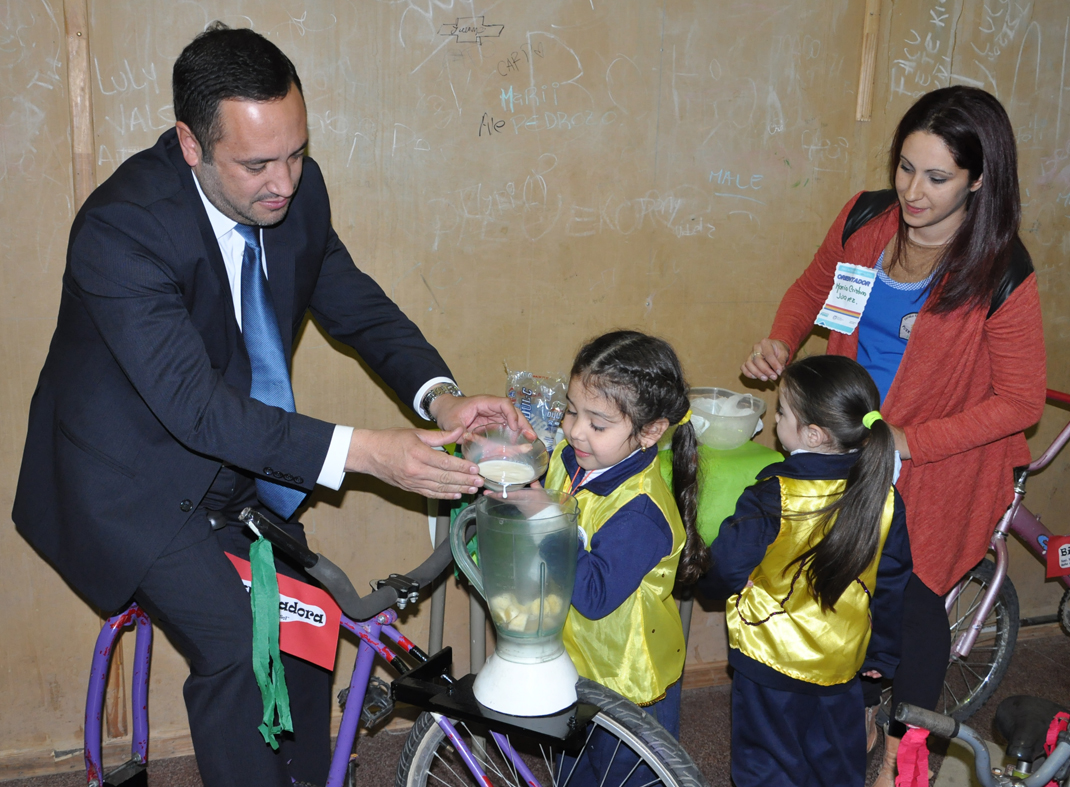 El ministro conociendo uno de los trabajos que alumnitas de nivel inicial prepararon para esta instancia