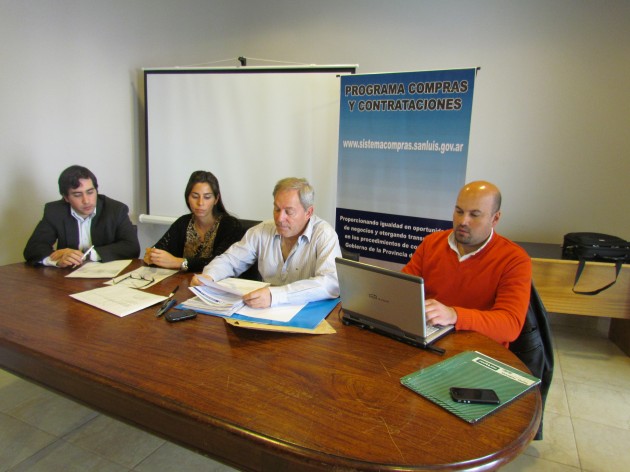La apertura de sobres estuvo coordinada por el jefe del Subprograma Licitaciones y Concursos, CPN Emanuel Federico Lucero