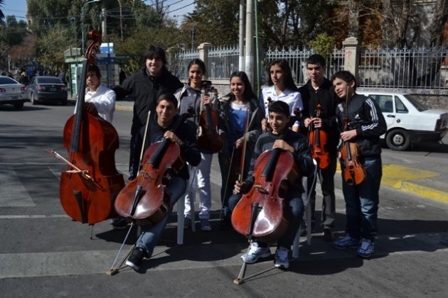 La música fue parte de la muestra organizada en la esquina de Junín e Illia