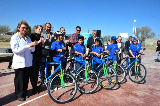 Entre las sonrisas y alegría los chicos recibieron las bicicletas