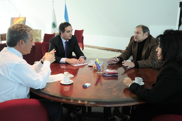 El gobernador se interiorizó sobre la campaña que desarrollaron Berta Arenas, Luis Lusquiños y Fernando Salino