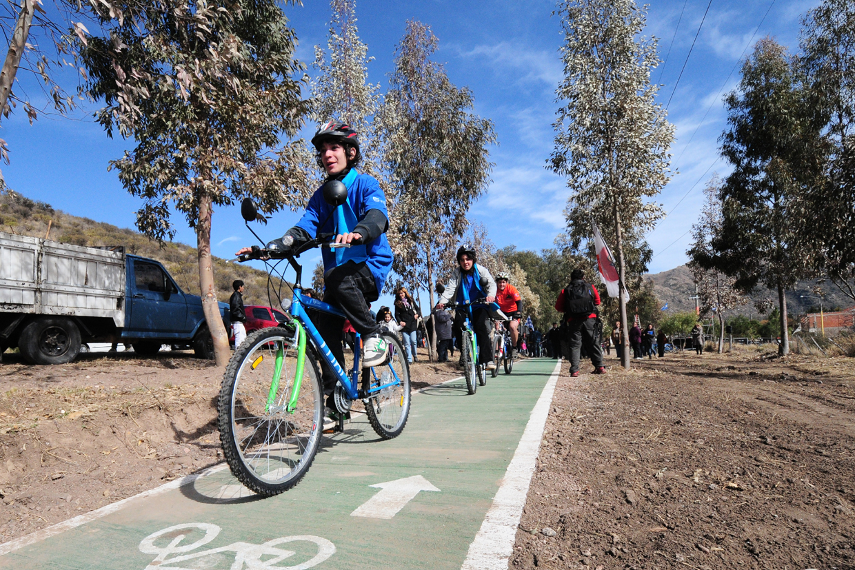 Con una bicicleteada tras el desatado de cintas que dejó inauguradas las ciclovías