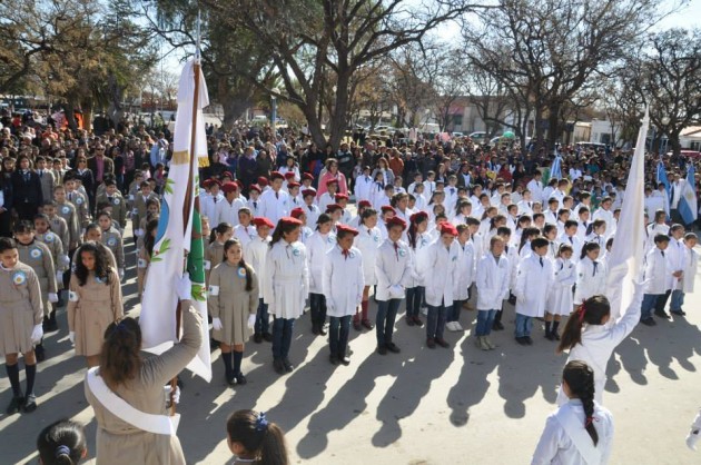 Los alumnos de 4º grado prometieron lealtad a la bandera. Gentileza de la Municipalidad de Quines.