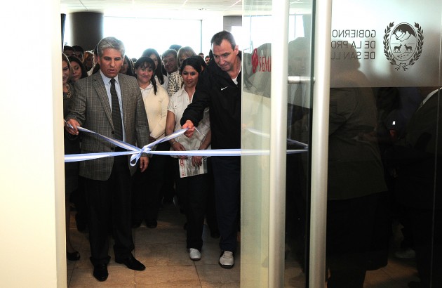 Momento en que queda inaugurado el centro de atención SEMPRO Ciudad de San Luis.
