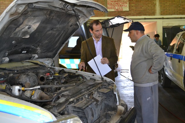 Martín Olivero visitó el taller mecánico de la policía 