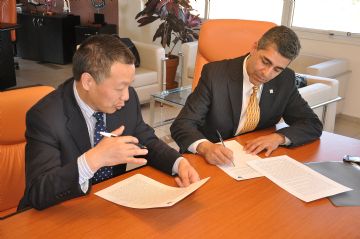 El rector Munizaga y Yansheng Yin, al momento de la firma del convenio marco de cooperación y colaboración