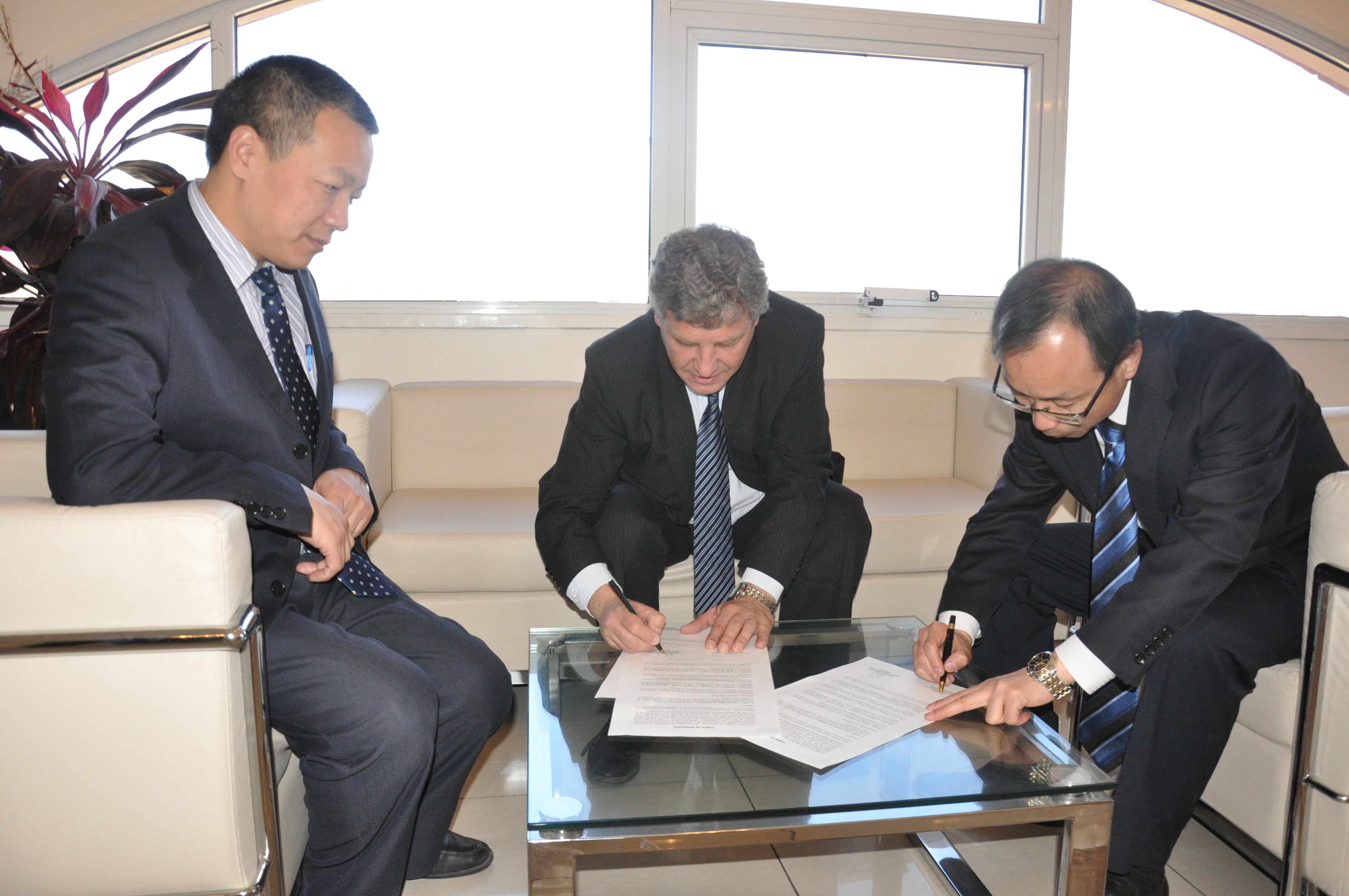 Firma de carta de intención entre el ministro Walter Padula, y el gerente general del departamento Negocios en el Extrajero, Liu Qingliang