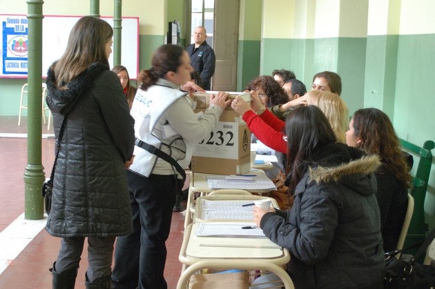 Ciudadanos votan en las elecciones PASO