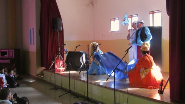 El viernes pasado, el elenco presentó la renovada producción infantil Los cuentos de Lelé en el colegio Santiago Besso de la Villa de Merlo.