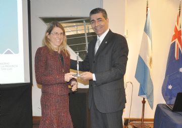 La embajadora Patricia Ann Holmes junto al rector Munizaga.
